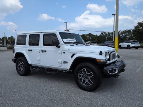 Used 2025 Jeep Wrangler Unlimited Sahara AWD/4WD image 3
