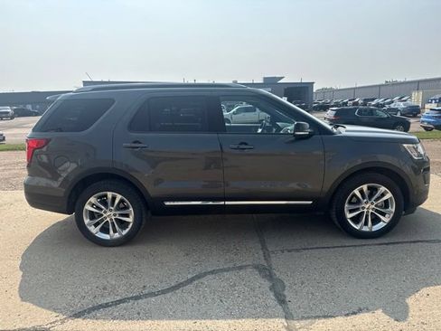 Used 2018 Ford Explorer XLT w/ Equipment Group 202A AWD/4WD image 12