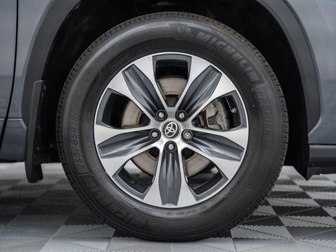 Used 2023 Toyota Highlander XLE AWD/4WD image 17