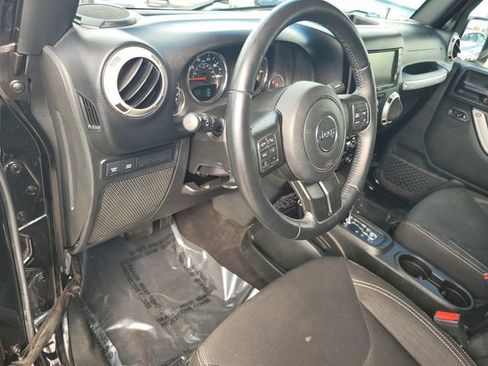 Used 2017 Jeep Wrangler Unlimited Rubicon w/ Connectivity Group AWD/4WD image 12