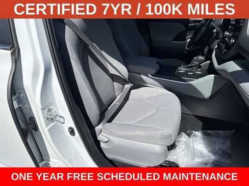 Used 2023 Toyota Highlander LE FWD image 9