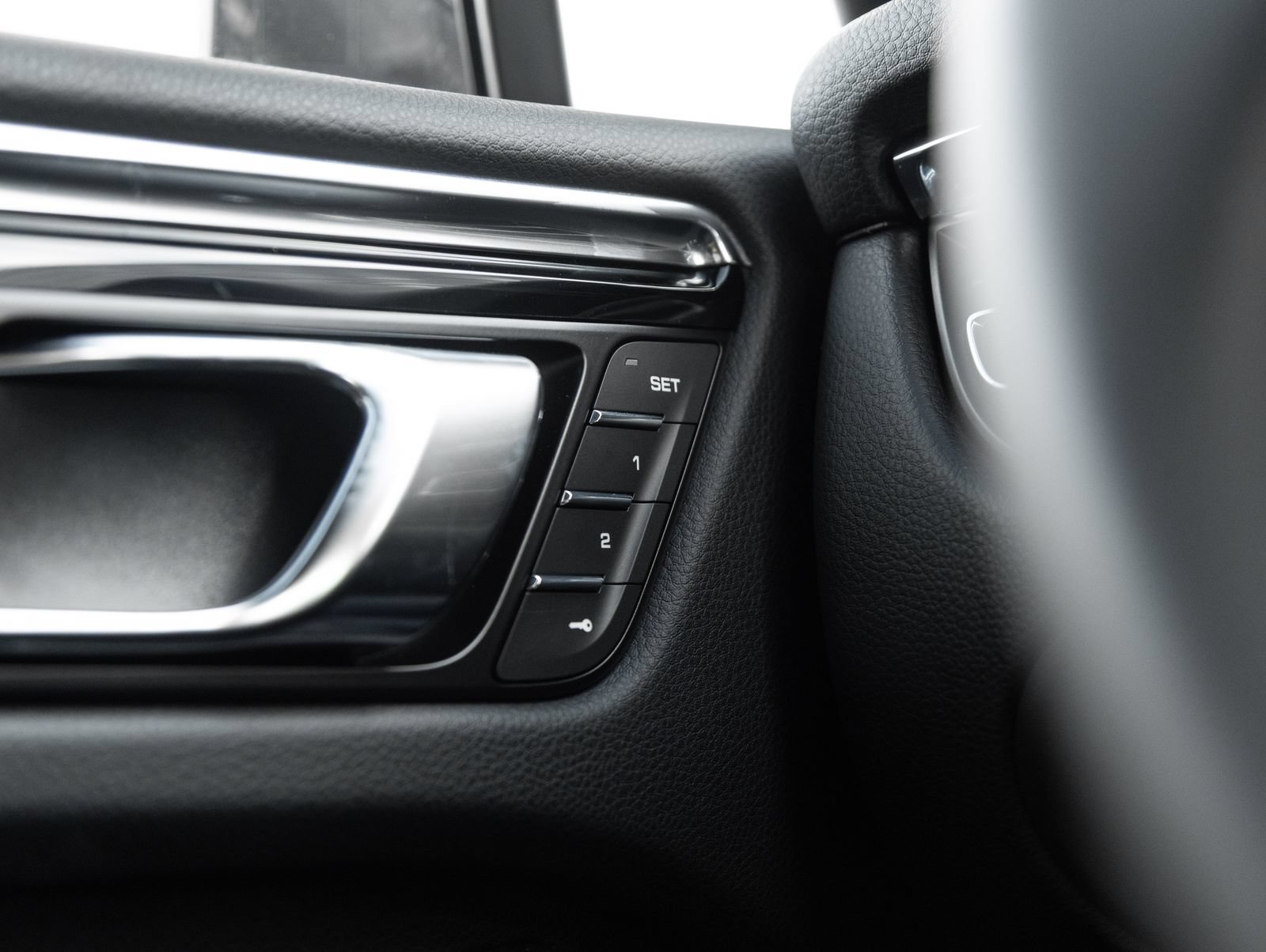 Certified 2026 Porsche Macan AWD/4WD image 18