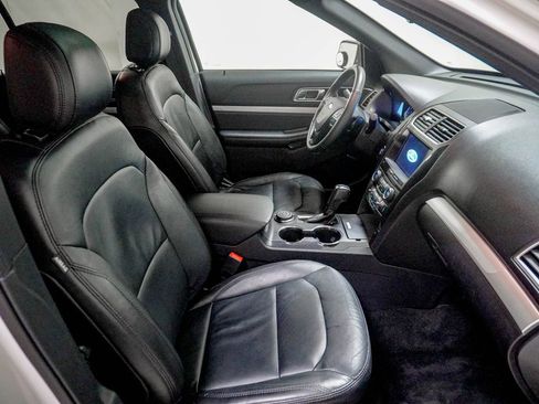 Used 2017 Ford Explorer XLT w/ Equipment Group 202A AWD/4WD image 31