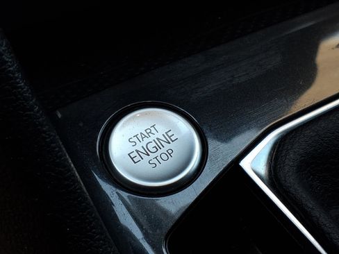 Certified 2022 Volkswagen Tiguan SE image 33