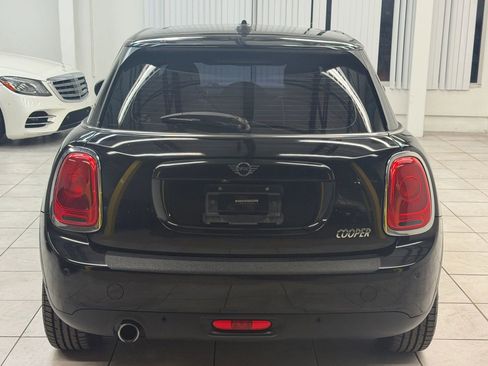 Used 2021 MINI Cooper 4-Door Hardtop image 8