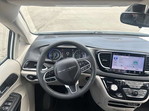 Used 2023 Chrysler Pacifica Touring-L FWD image 12