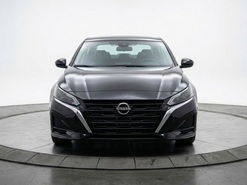 Used 2025 Nissan Altima 2.5 SV image 2