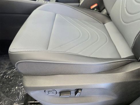 New 2025 Volkswagen Tiguan SE image 16