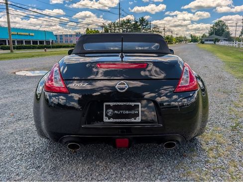 Used 2018 Nissan 370Z Touring RWD image 6