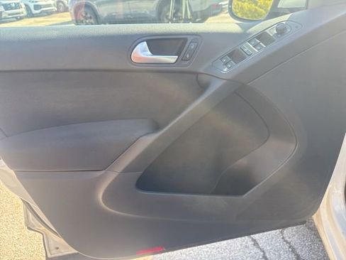 Used 2017 Volkswagen Tiguan Limited image 11