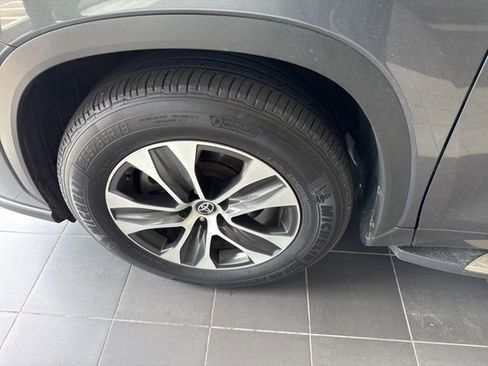 Used 2021 Toyota Highlander XLE FWD image 2