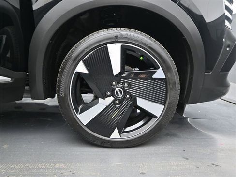 Used 2025 Nissan Kicks SR image 17