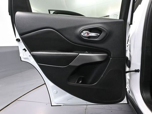 Used 2019 Jeep Cherokee Latitude w/ Popular Appearance Group image 36