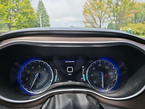 Used 2019 Chrysler Pacifica Touring-L Plus w/ Advanced Safetytec Group FWD image 24