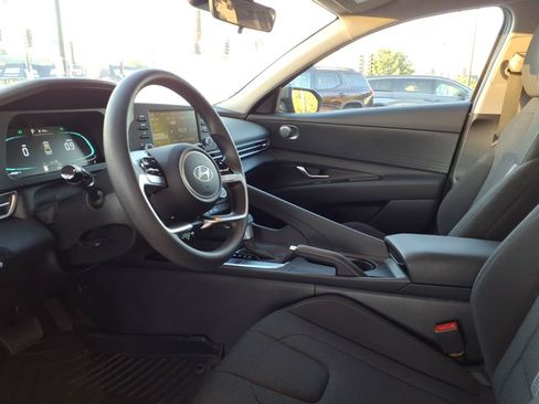 Used 2025 Hyundai Elantra SE FWD image 9