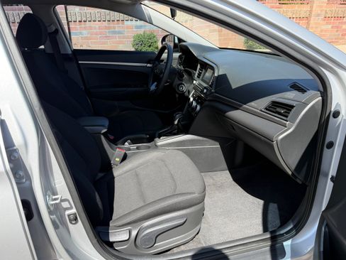 Used 2019 Hyundai Elantra SE w/ Cargo Package FWD image 11