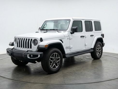 Used 2025 Jeep Wrangler Sahara image 3