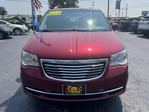 Used 2014 Chrysler Town & Country Touring w/ Driver Convenience Group FWD image 9