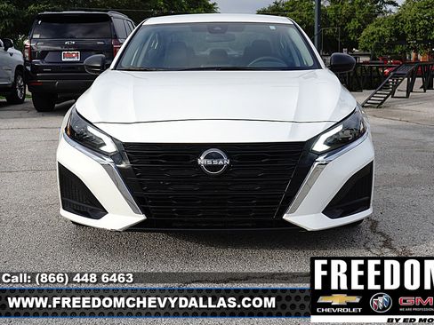 Used 2025 Nissan Altima 2.5 SV FWD image 2
