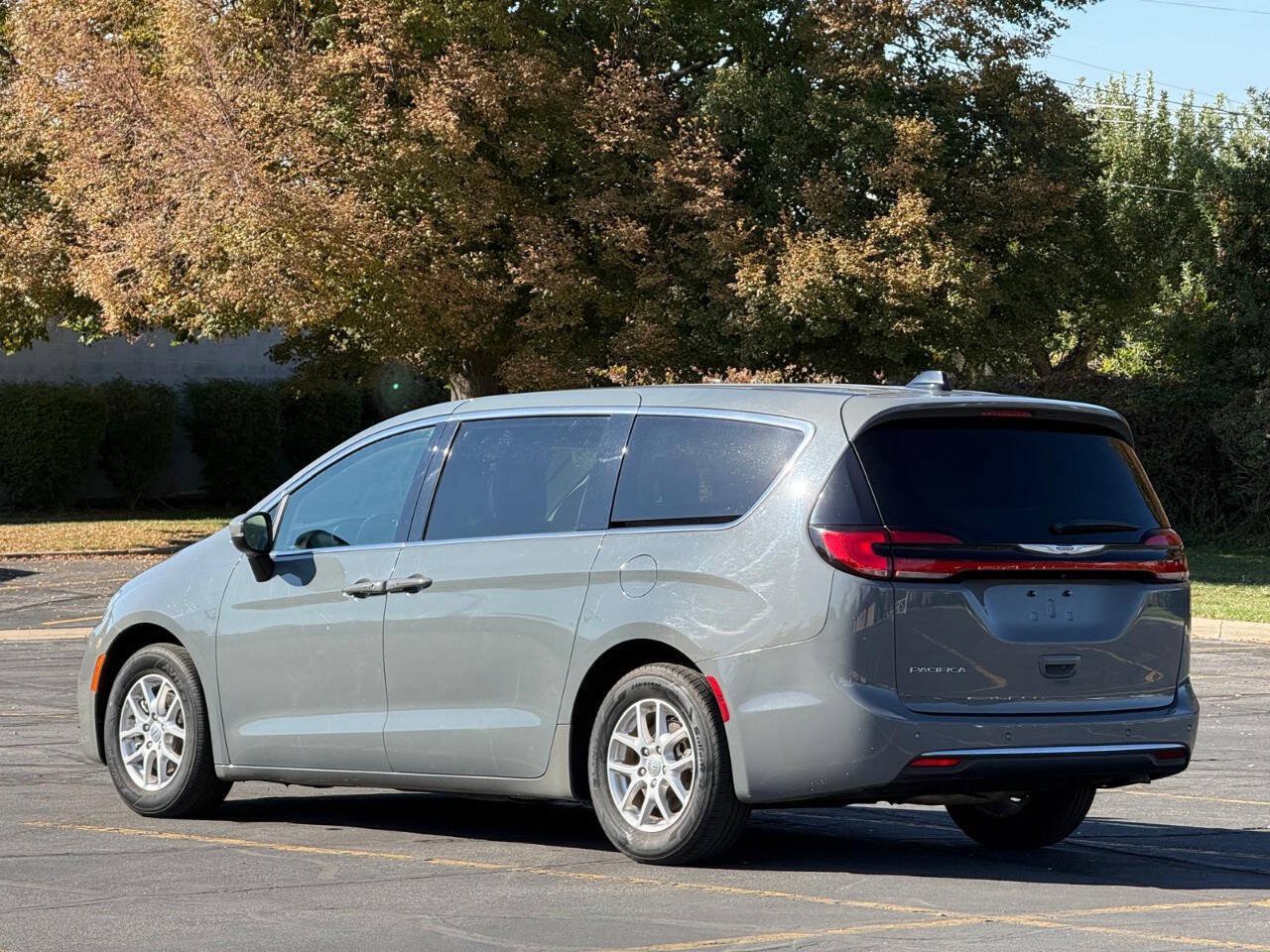 Used 2023 Chrysler Pacifica Touring-L FWD image 3