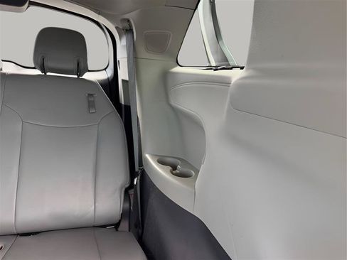 Used 2022 Toyota Sienna Limited FWD image 29