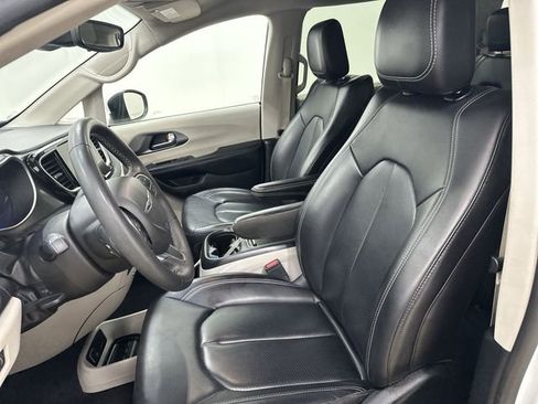 Used 2023 Chrysler Pacifica Touring-L image 14