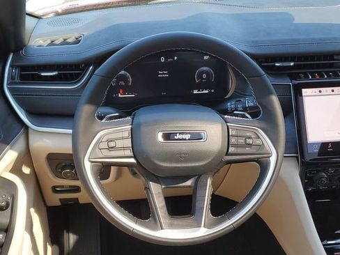 New 2025 Jeep Grand Cherokee Limited w/ Luxury Tech Group II image 8