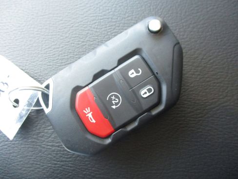 Used 2025 Jeep Wrangler Unlimited Sahara AWD/4WD image 38