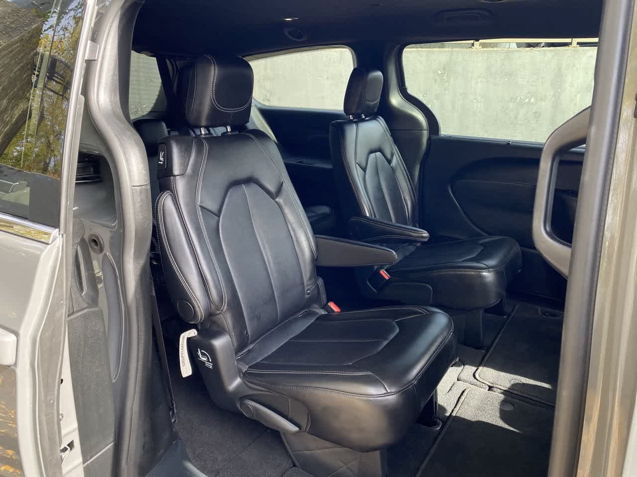 Used 2025 Chrysler Pacifica Select FWD image 16