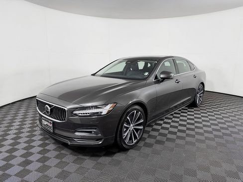 Used 2022 Volvo S90 B6 Momentum w/ Advanced Package image 2