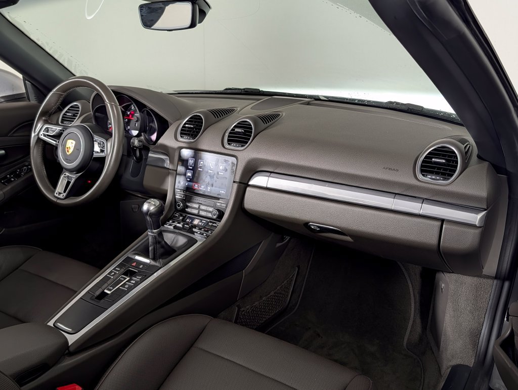 Used 2021 Porsche 718 Boxster RWD image 17