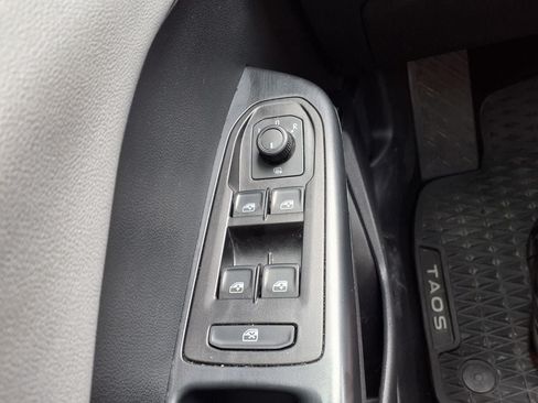 Used 2023 Volkswagen Taos SE w/ Panoramic Sunroof Package FWD image 26