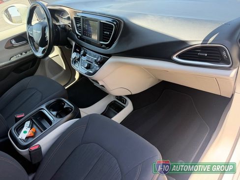 Used 2019 Chrysler Pacifica Touring Plus w/ Tire & Wheel Group FWD image 13