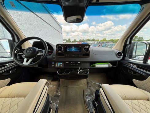 Used 2020 Mercedes-Benz Sprinter 2500 w/ Windows All Around Package image 26