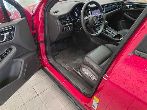 Used 2025 Porsche Macan AWD/4WD image 19