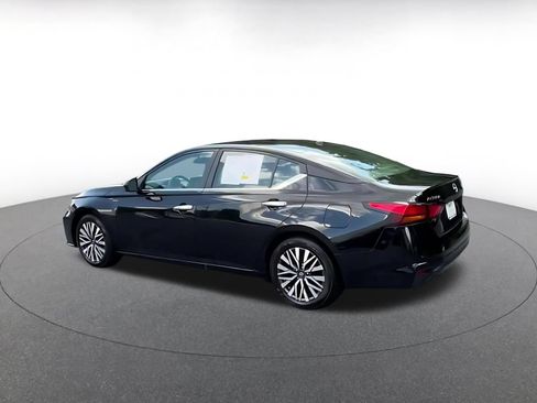 Used 2025 Nissan Altima 2.5 SV FWD image 10