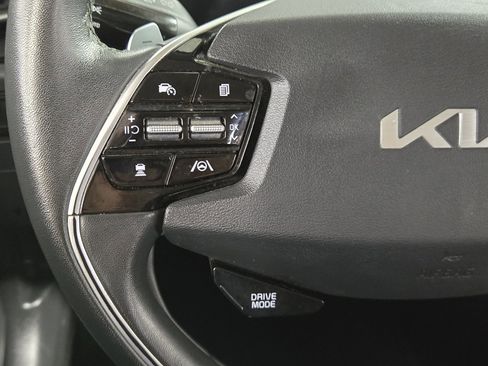 Used 2023 Kia Niro EX image 11