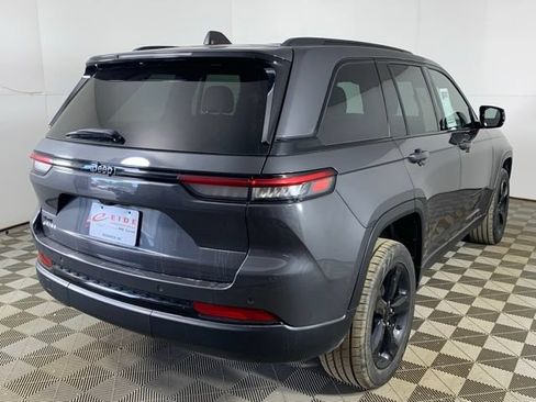Used 2023 Jeep Grand Cherokee Altitude AWD/4WD image 13