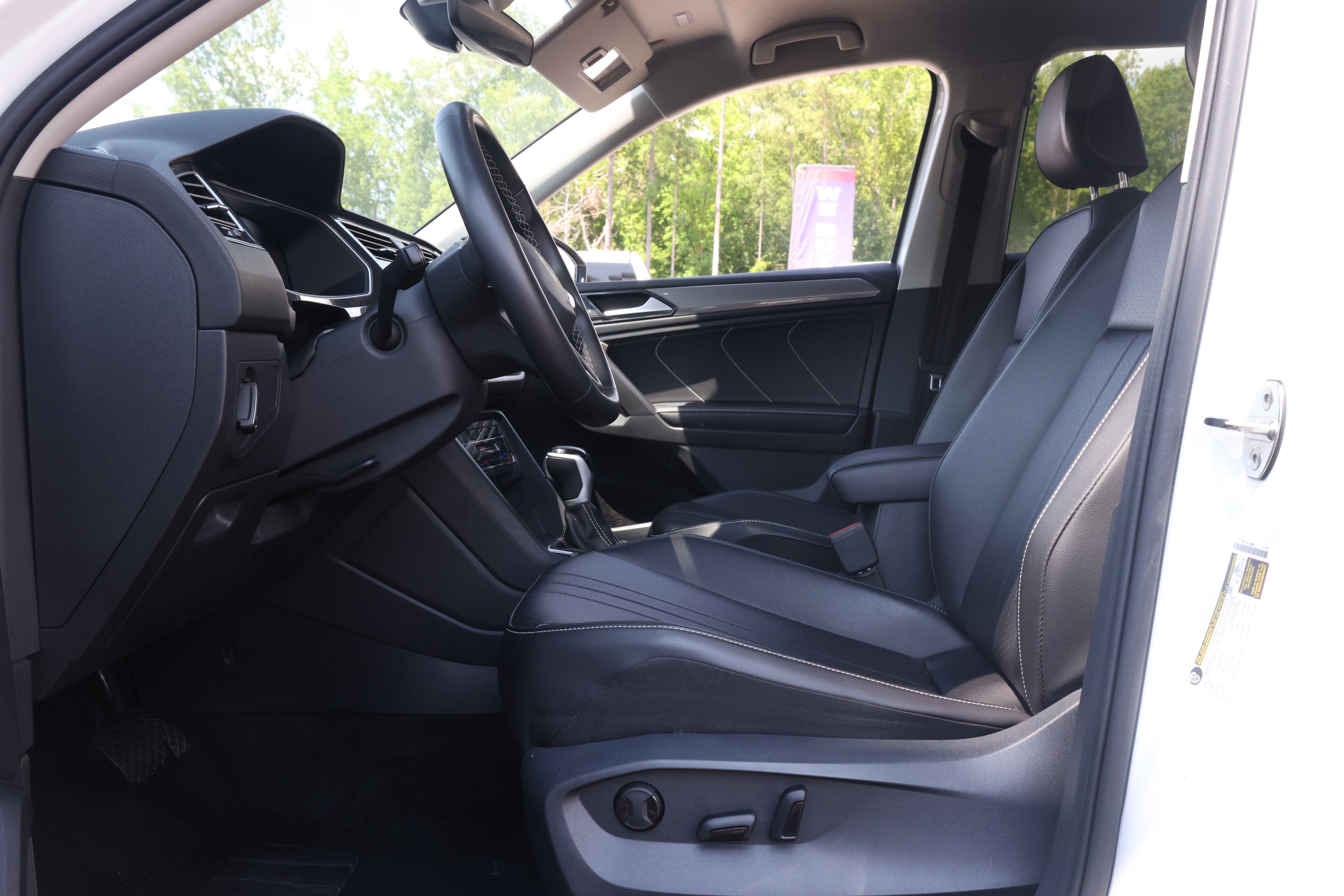 Used 2024 Volkswagen Tiguan SE AWD/4WD image 18