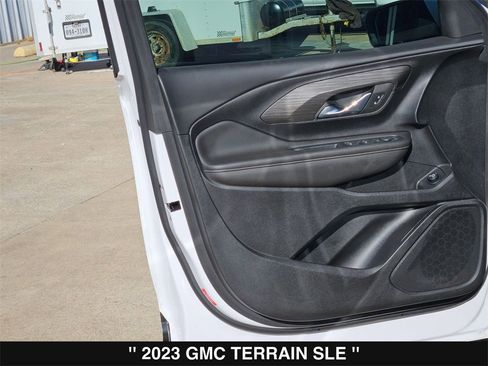 Used 2023 GMC Terrain SLE w/ Driver Convenience Package image 14