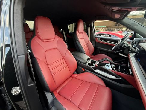 Used 2025 Porsche Cayenne Turbo GT AWD/4WD image 25