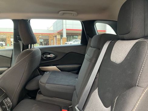 Used 2017 Jeep Cherokee Sport FWD image 11