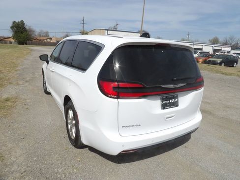 Used 2024 Chrysler Pacifica Touring-L image 9