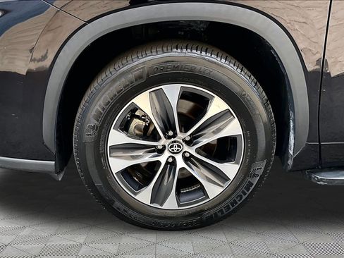 Used 2022 Toyota Highlander XLE FWD image 11