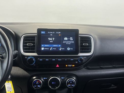 Used 2023 Hyundai Venue SEL image 17