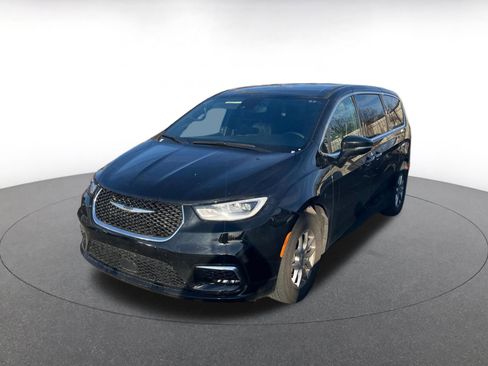 Used 2025 Chrysler Pacifica Select image 10