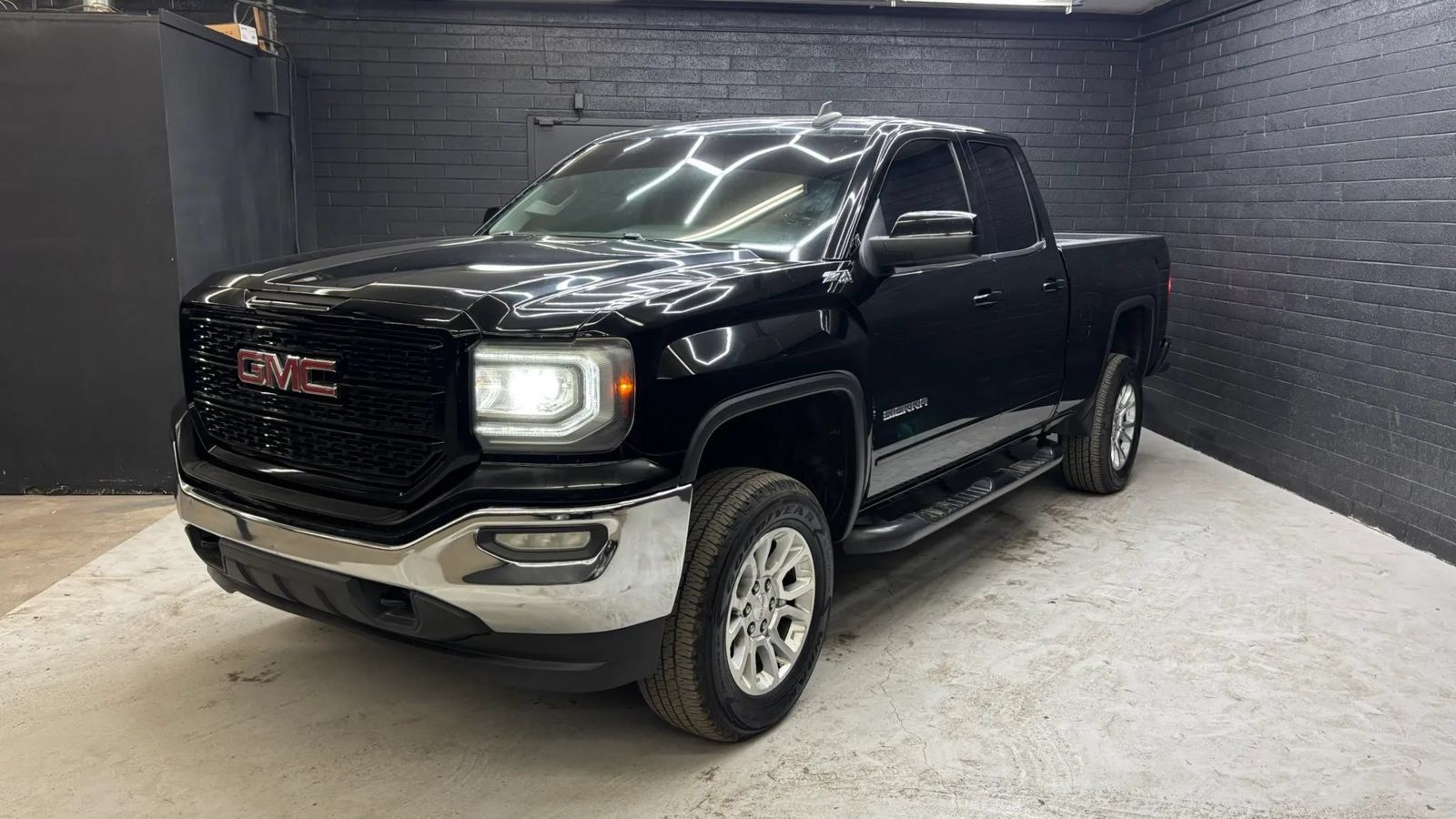 Used 2017 GMC Sierra 1500 SLE w/ SLE Value Package AWD/4WD image 2