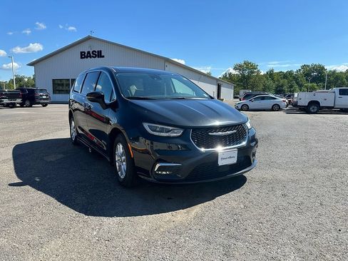 Used 2023 Chrysler Pacifica Touring-L FWD image 4