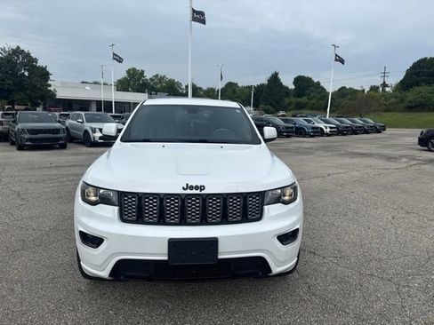 Used 2018 Jeep Grand Cherokee Altitude AWD/4WD image 8