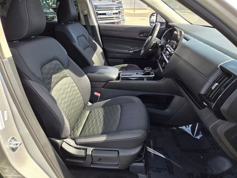 Used 2025 Nissan Pathfinder SV FWD image 16